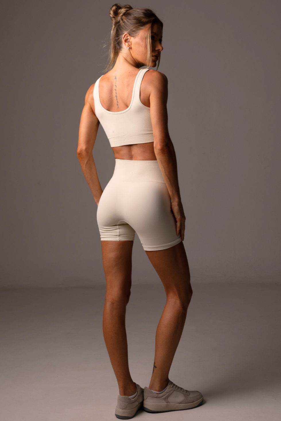 Short Outsider Seamless Butter