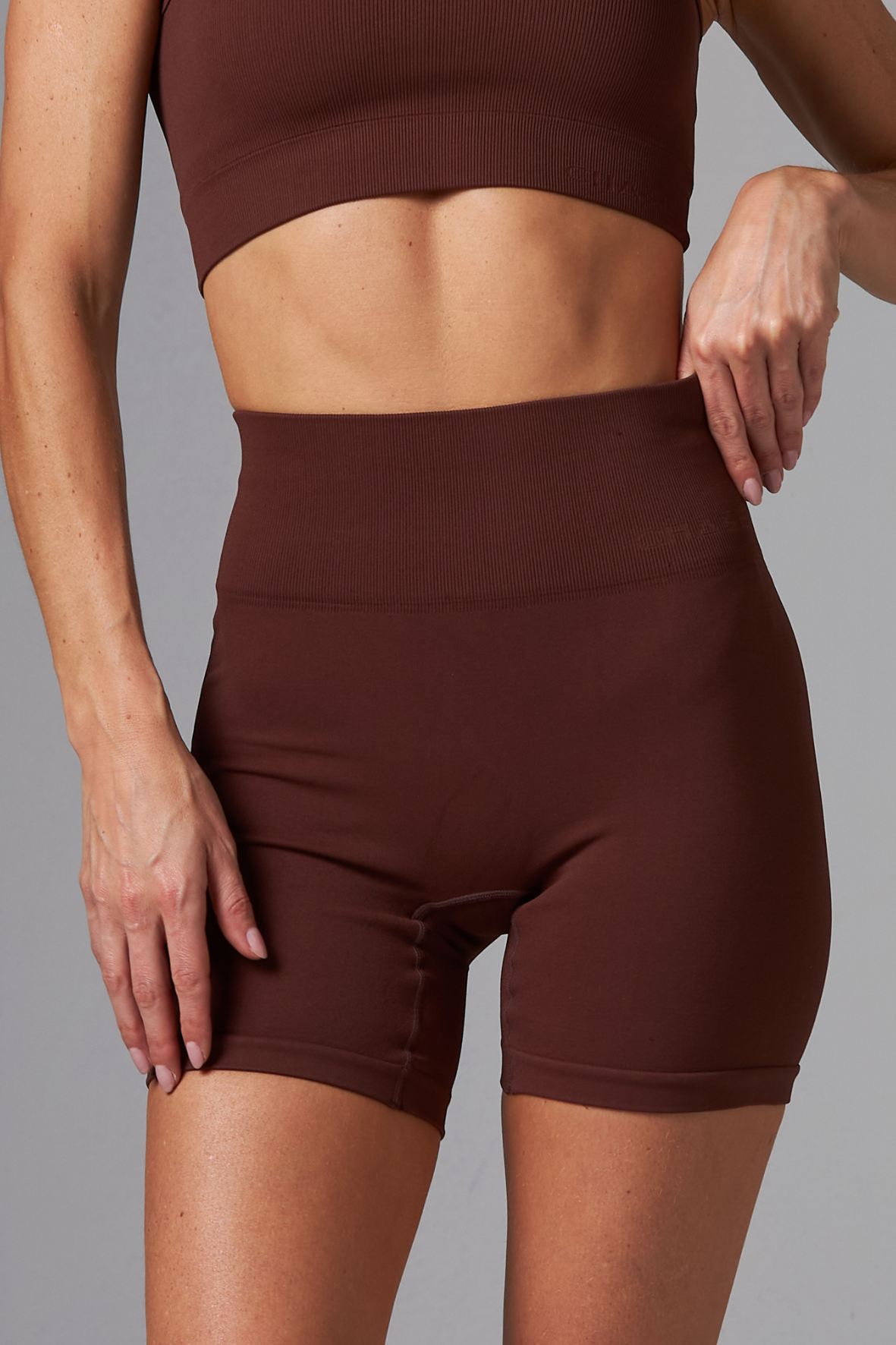 Short Outsider Seamless Dark Brown