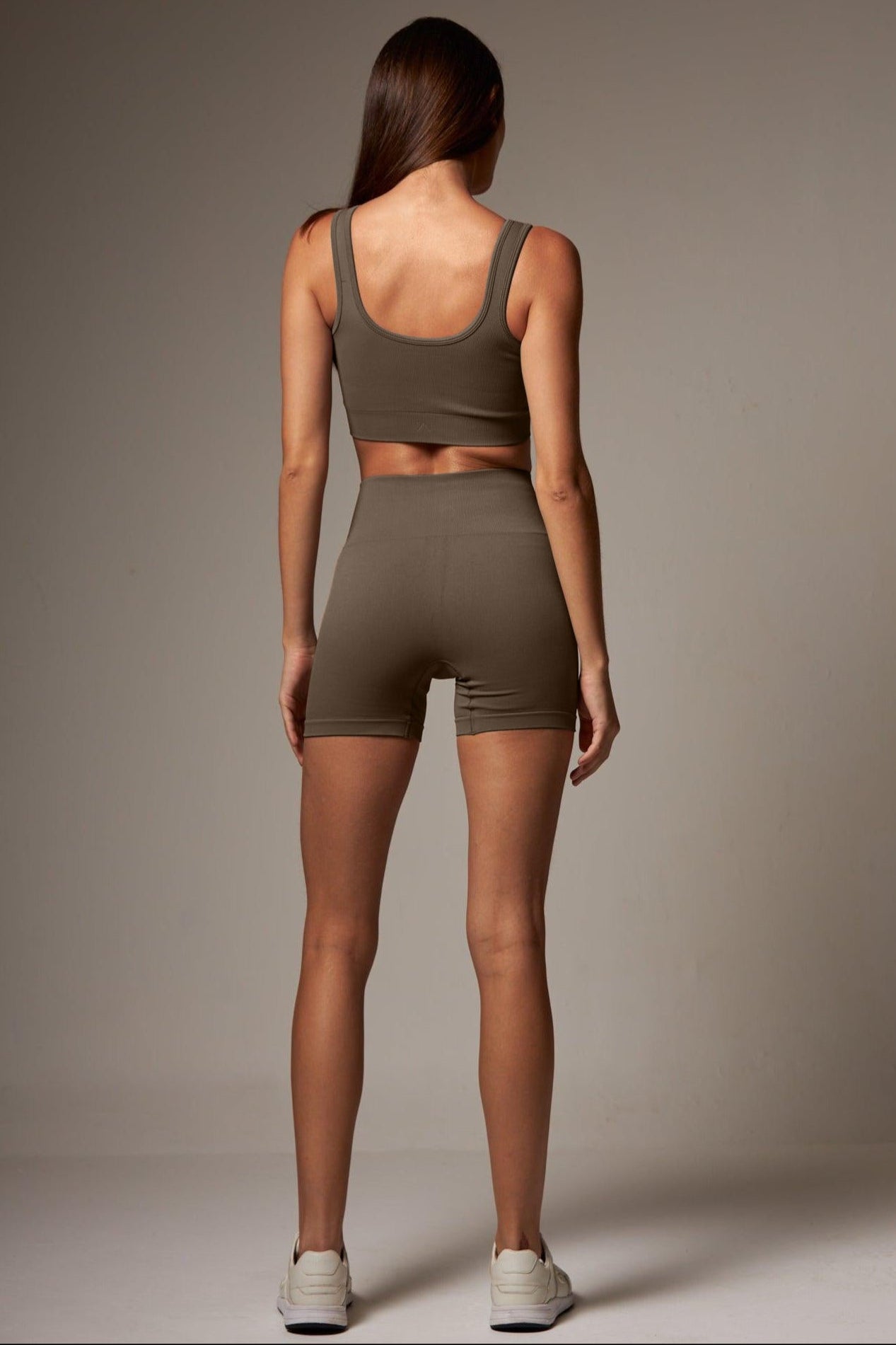 Short Outsider Seamless Brownish