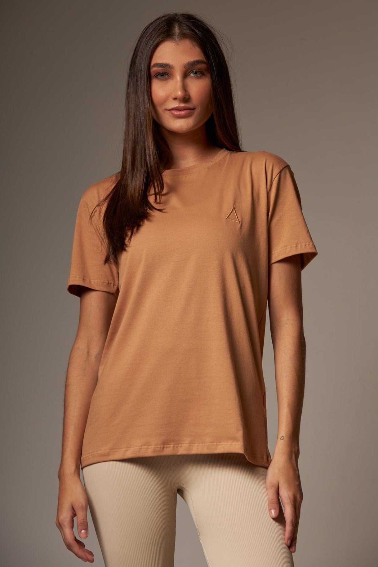 T-shirt Básica Essential Bege - chasebrasil.com