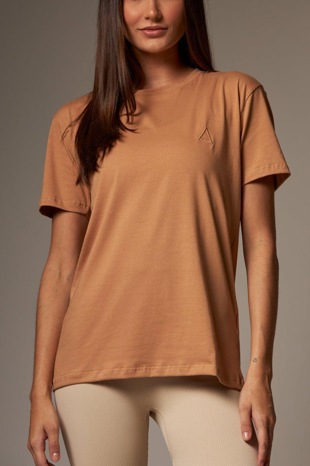 T-shirt Básica Essential Bege - chasebrasil.com