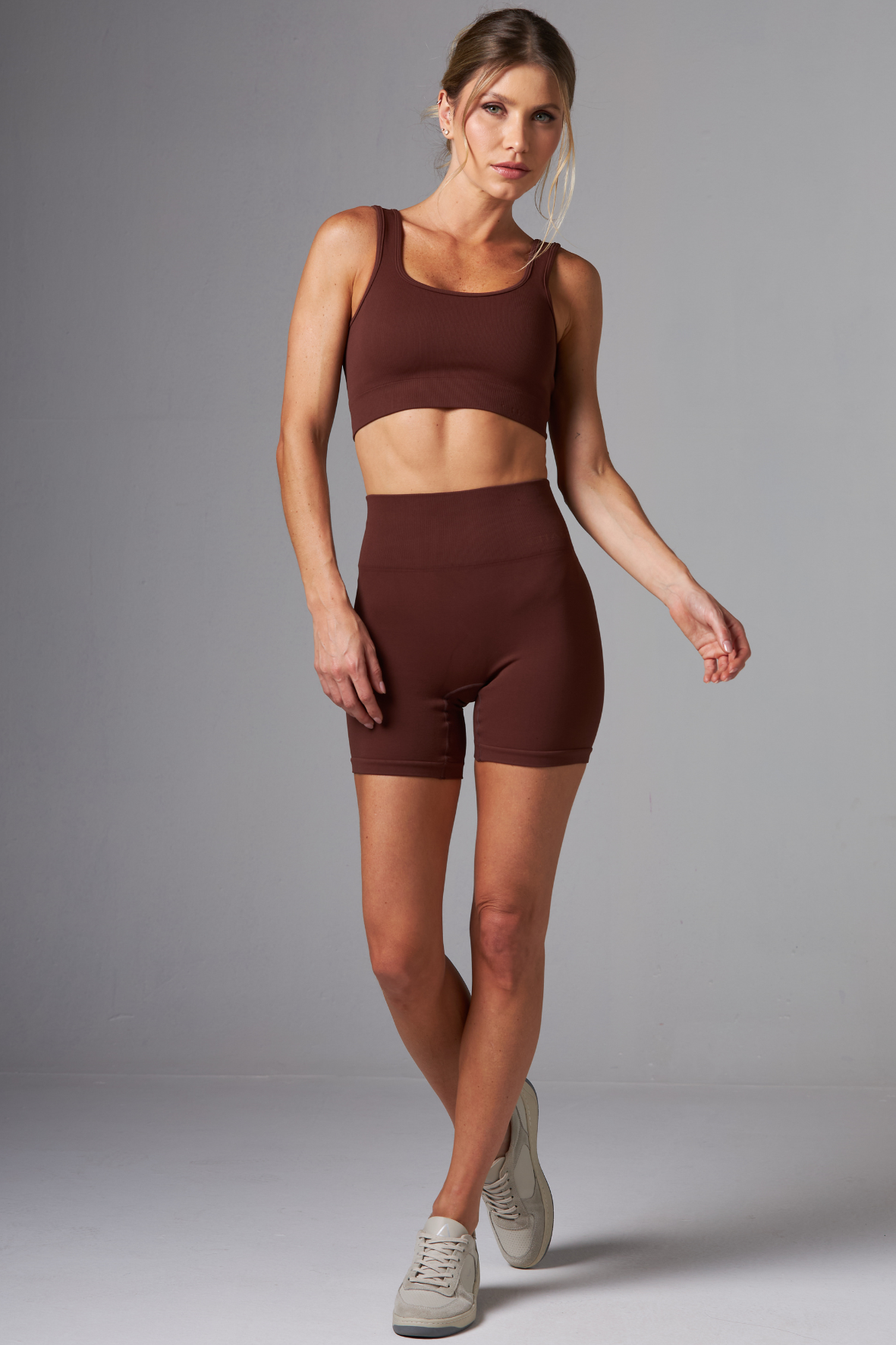 Short Outsider Seamless Dark Brown