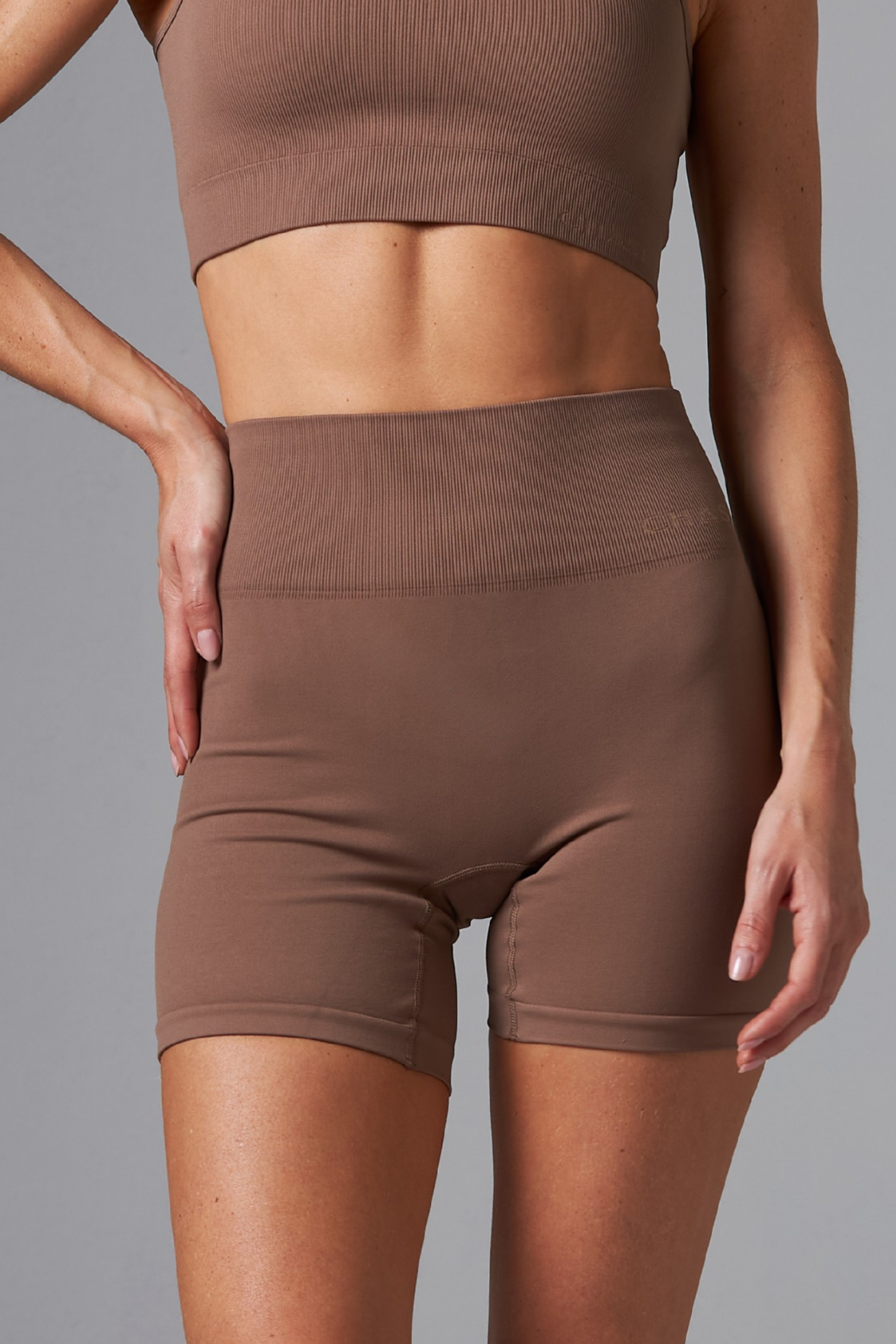 Short Outsider Seamless Brown